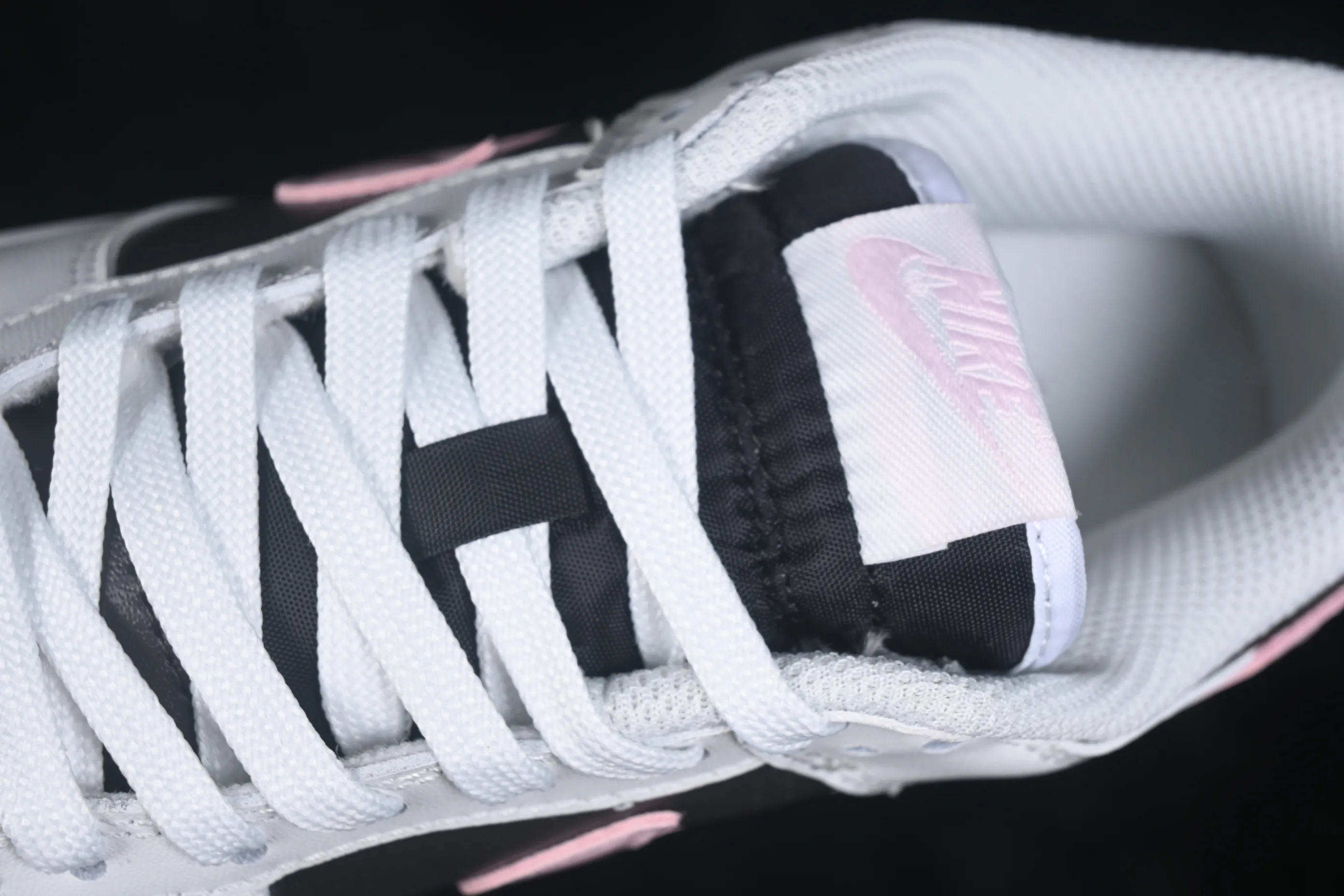 All categories Nk SB Dunk series Nk SB Dunk Low low-top sneakers Nike SB Dunk Low white, black and pink low-top casual sneakers IB8510-100